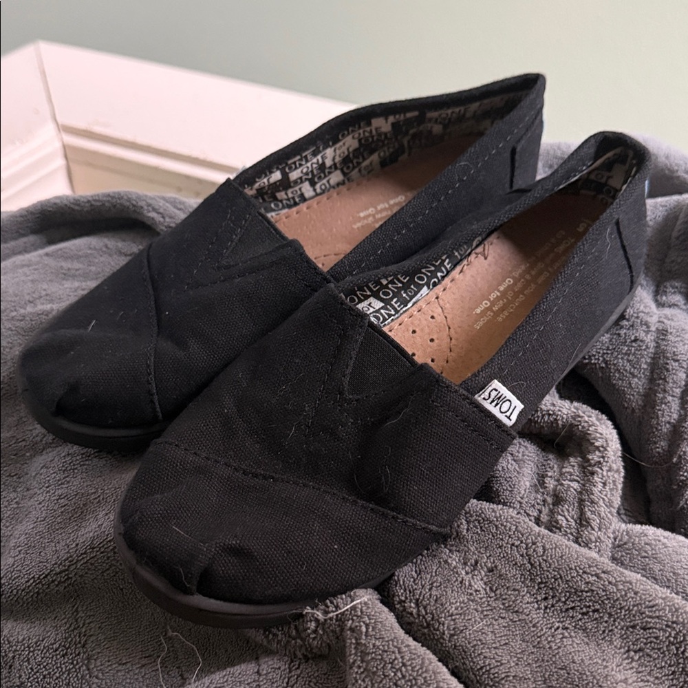Toms - Picture 2 of 5
